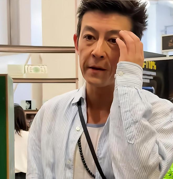 陈冠希参加活动状态差，皮肉下垂皱纹明显，网友感叹不如谢霆锋（组图） - 2