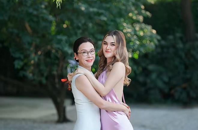 李国庆2个继女首曝光，高挑混血大美女，已改口叫爸，发言显情商（组图） - 3