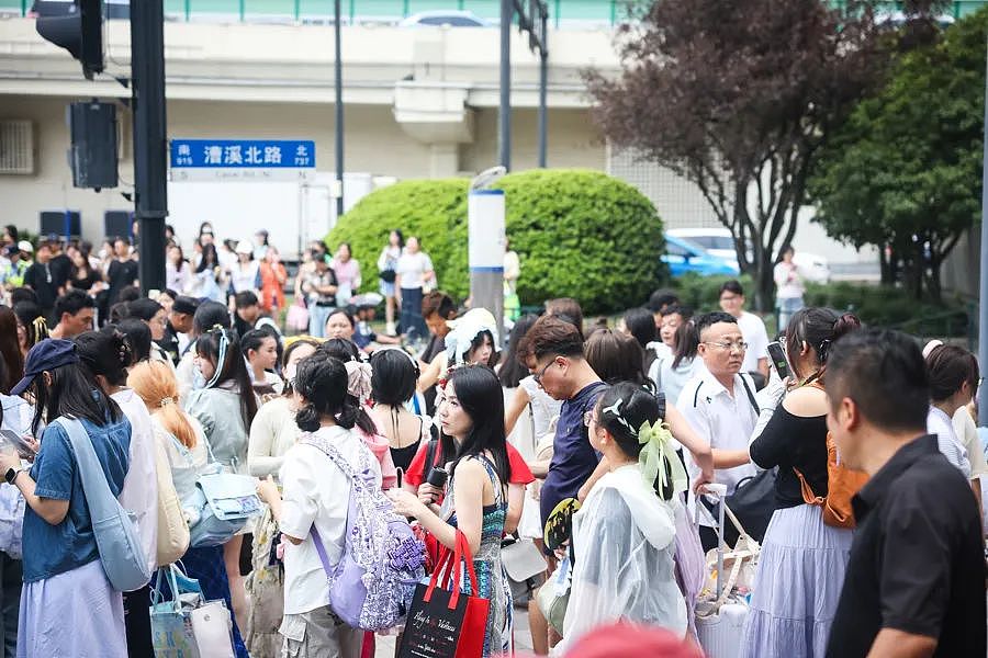 未成年女孩称被演唱会保安咸猪手致胸部受伤，多图流出评论区却说活该（组图） - 2