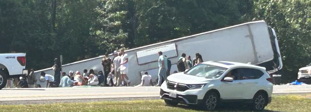 载有中国游客的大巴纽约翻车，至少4死，有人被甩飞+被压车底，现场惨不忍睹（组图） - 3