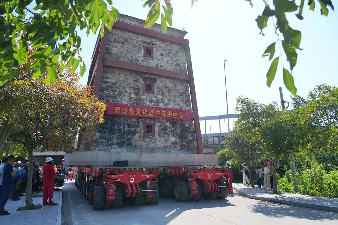 为高速让路，浙江乐清一处百年碉楼坐运输车“搬家”，整体平移300米，耗资近300万（组图） - 2