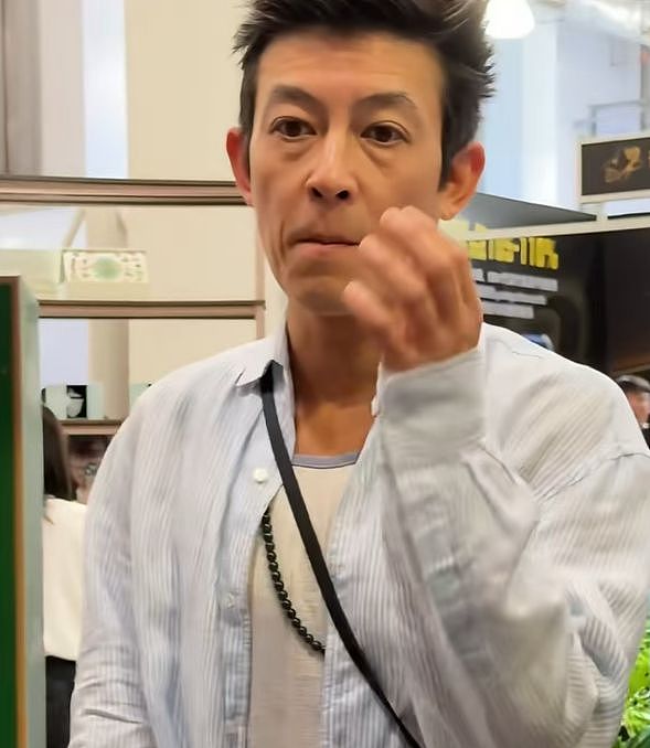 陈冠希参加活动状态差，皮肉下垂皱纹明显，网友感叹不如谢霆锋（组图） - 1
