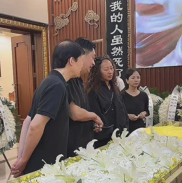 千百惠遗容曝光！静静躺在百合中，儿子手捧遗照，黄安掩面痛哭（组图） - 11