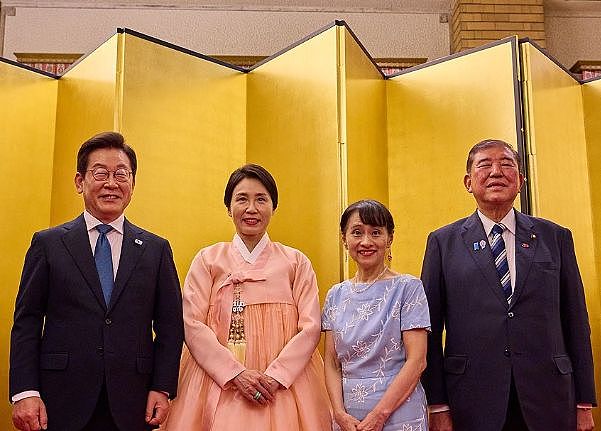 韩国总统太太同框日本首相夫人，身高差醒目，金惠景比金建希知性（组图） - 1