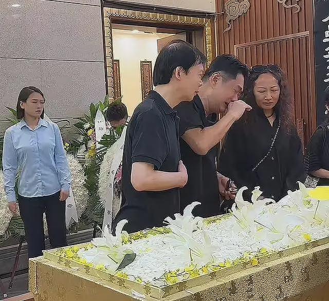 千百惠遗容曝光！静静躺在百合中，儿子手捧遗照，黄安掩面痛哭（组图） - 12