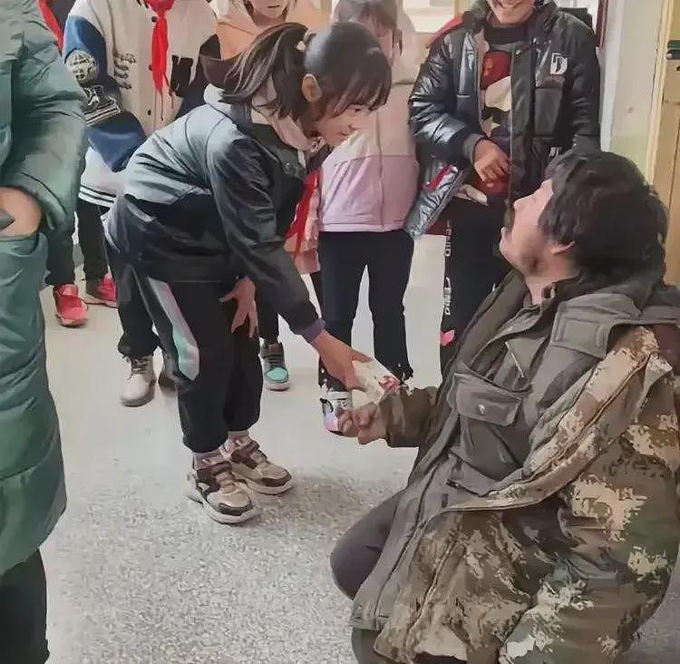 她泡在水里48小时,双手交叉紧握,大人却在吃席,受虐细节曝出(组图) - 1