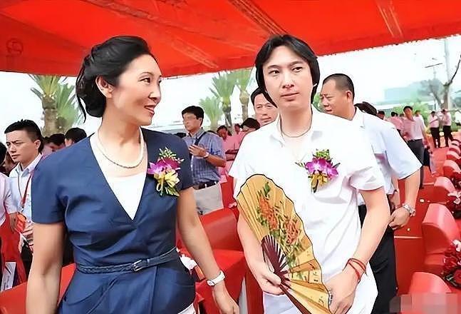 71岁王健林现身新疆，近照骨瘦如柴，王思聪却在国外和女友狂欢（组图） - 23