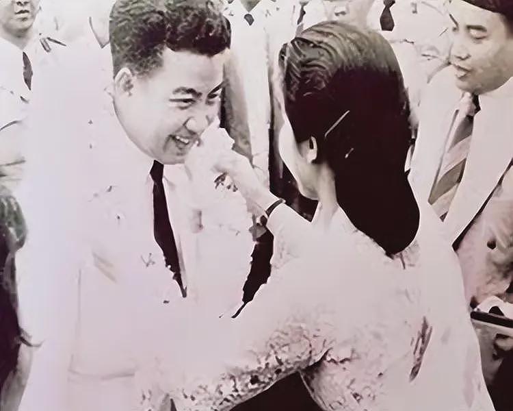 风流的西哈努克:娶6个妻子有2个姨妈1个表妹,儿子却单身到72岁(组图) - 5