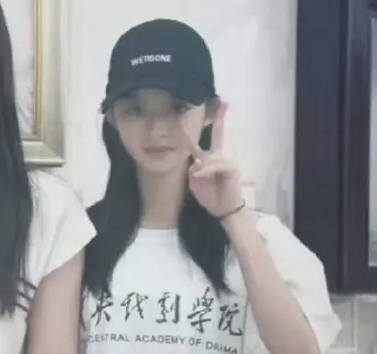 “天价耳环”风波过后,黄杨钿甜前往中戏报到!拍戏上学两不误,网友:脸皮真厚(组图) - 4