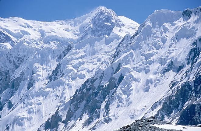 俄罗斯女登山者被困7000米天山十日,同行帮忙时殒命,救援取消(组图) - 2
