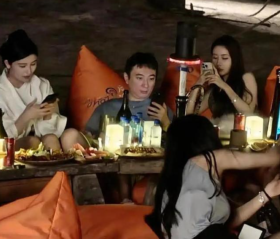两重天!王健林新疆考察骨瘦如柴,王思聪囯外和女友潇洒如初(组图) - 5
