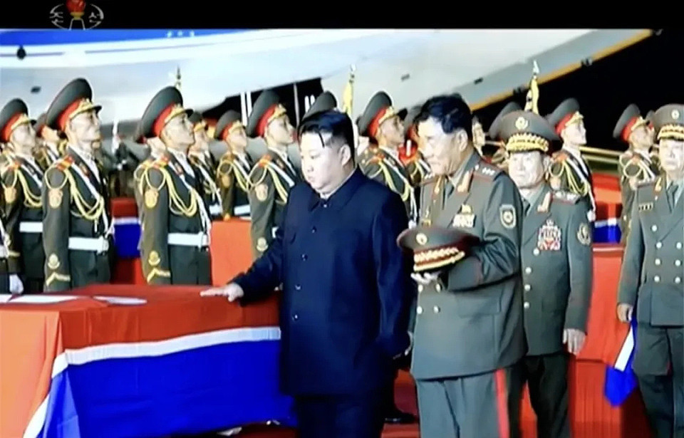 朝鲜首次公开援俄作战视频!金正恩下令保卫库尔斯克,机场迎灵表彰“共和国英雄”(视频/组图) - 2