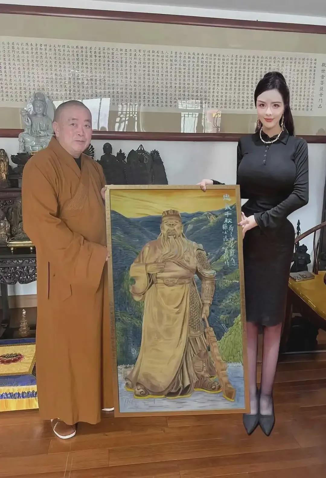 释永信的关门弟子关琪，身材火辣，范曾亲自为她的画作题字（组图） - 3