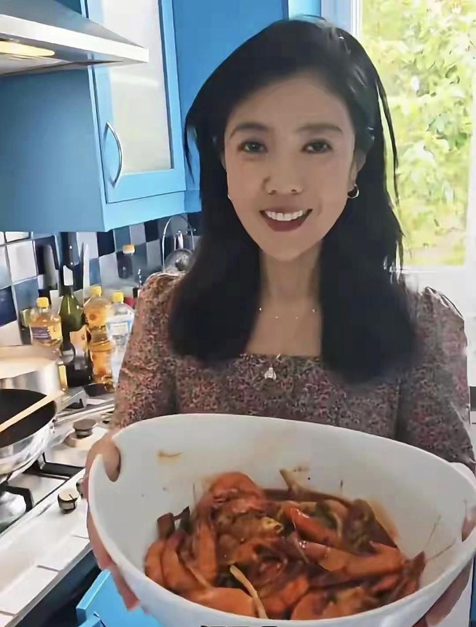 中国昔日女总裁给法国婆家十五口下厨，从时尚女王变“大女主”，被网友笑称不如国内（组图） - 5