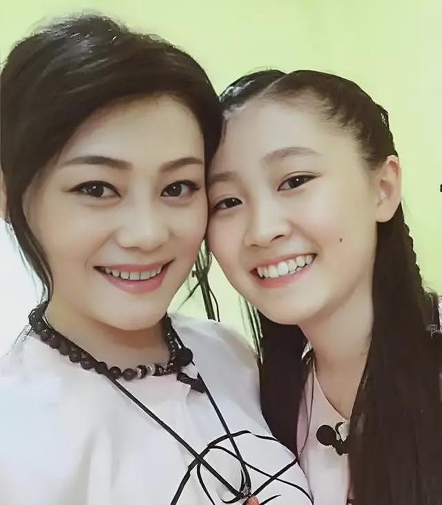“昔日情敌”千百惠去世，何静发视频庆祝生日，网友劝她低调一点（组图） - 11