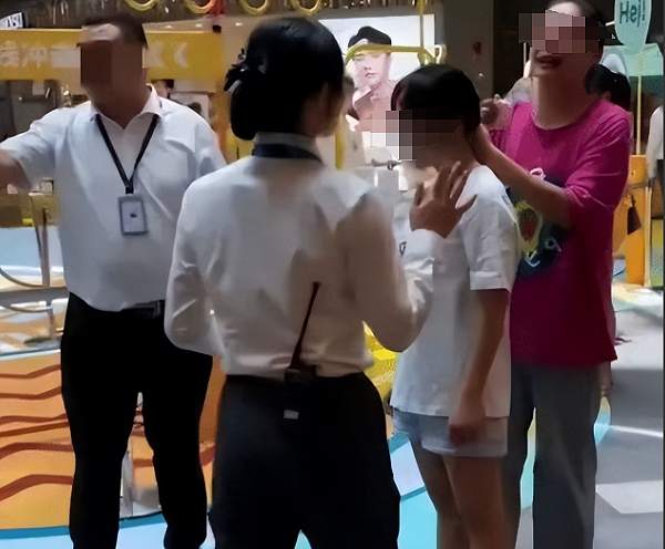 长沙女子街头拉横幅，感谢闺蜜“服务”老公5年！抓奸照疯传（组图） - 14