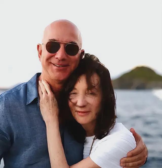 贝索斯牵手55岁新妻赴母亲葬礼,桑切斯罕见端庄,却仍惹争议(组图) - 2