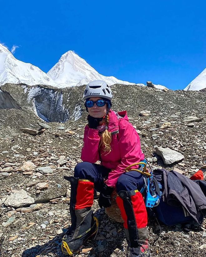 俄罗斯女登山者被困7000米天山十日,同行帮忙时殒命,救援取消(组图) - 5
