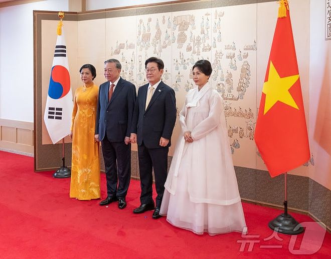 韩国总统太太同框日本首相夫人，身高差醒目，金惠景比金建希知性（组图） - 5