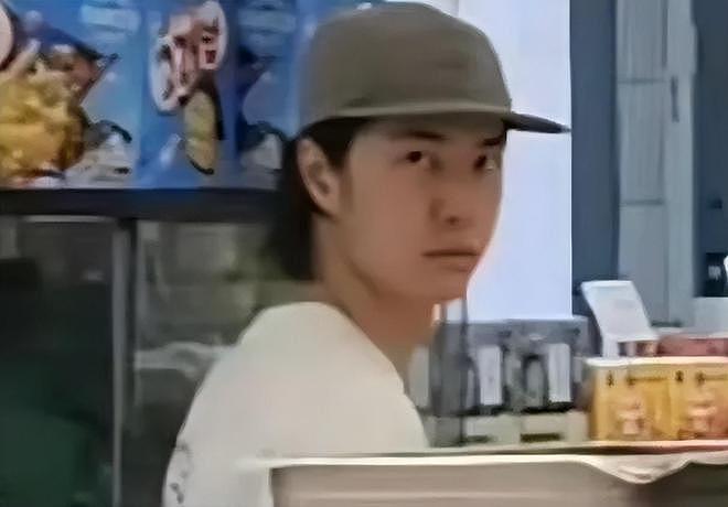 王一博海外行踪成谜，逛唐人街超市被偶遇，身边女生神似綦美合（组图） - 3