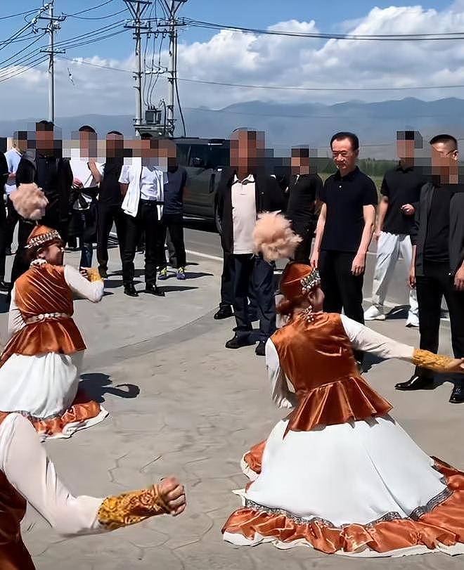 71岁王健林现身新疆，近照骨瘦如柴，王思聪却在国外和女友狂欢（组图） - 7