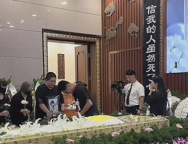千百惠遗容曝光！静静躺在百合中，儿子手捧遗照，黄安掩面痛哭（组图） - 8