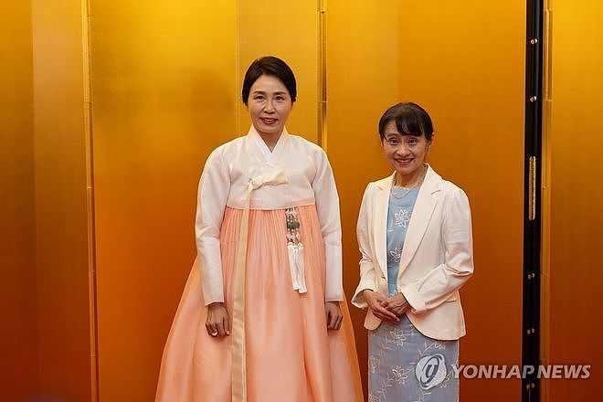 韩国总统太太同框日本首相夫人，身高差醒目，金惠景比金建希知性（组图） - 3