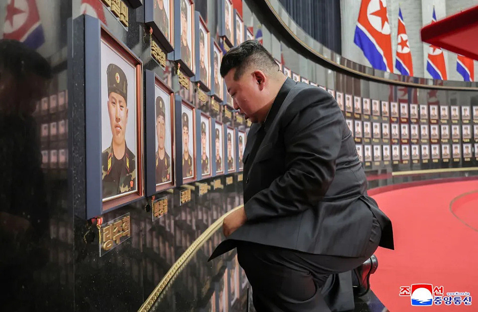 朝鲜首次公开援俄作战视频!金正恩下令保卫库尔斯克,机场迎灵表彰“共和国英雄”(视频/组图) - 1