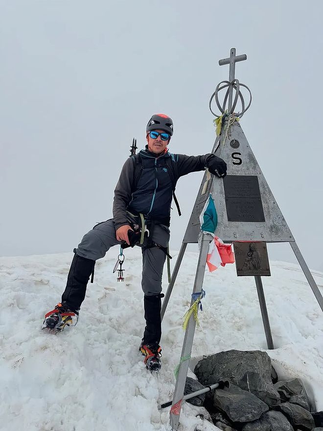 俄罗斯女登山者被困7000米天山十日,同行帮忙时殒命,救援取消(组图) - 4