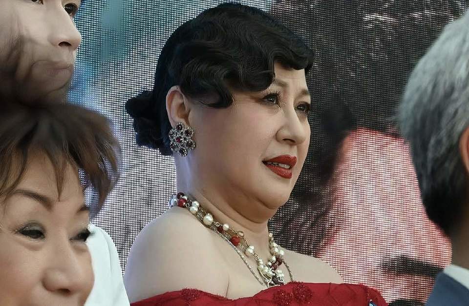 香港知名女星容貌大变，出席活动突然中途退场，患甲亢身体出问题（组图） - 3