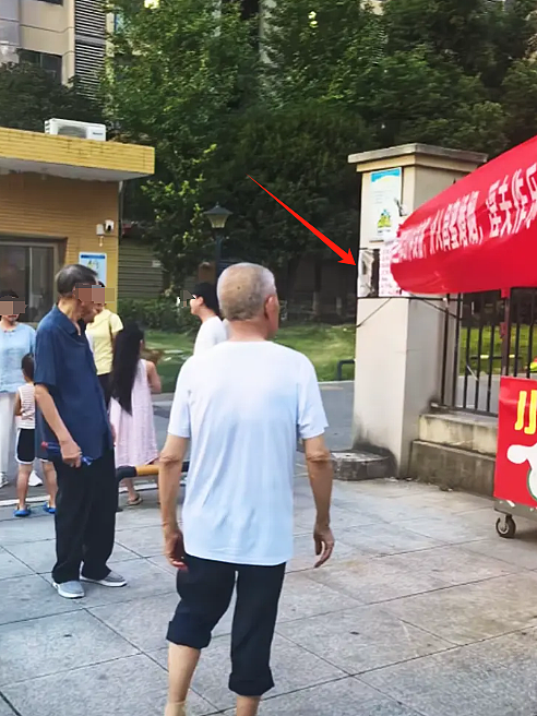 长沙女子街头拉横幅，感谢闺蜜“服务”老公5年！抓奸照疯传（组图） - 2