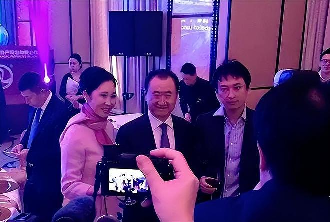 71岁王健林现身新疆，近照骨瘦如柴，王思聪却在国外和女友狂欢（组图） - 1