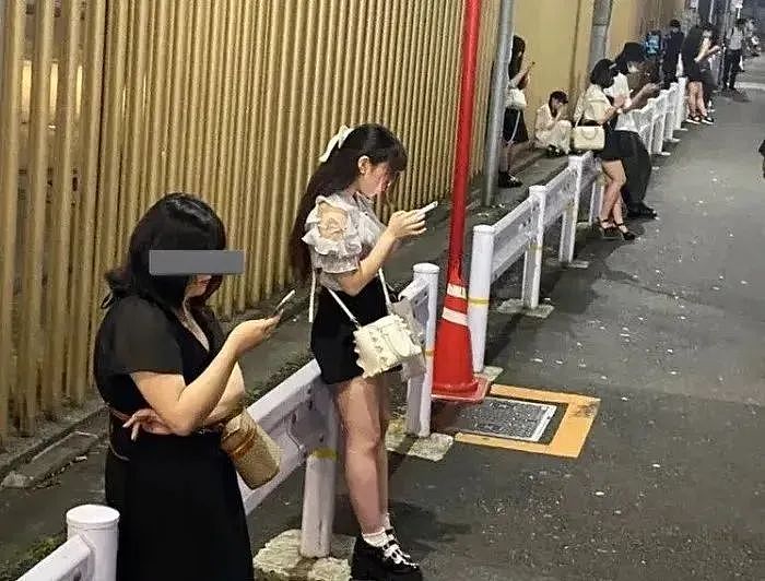 与华人游客在公园发生性交易!东京“站壁女”为了牛郎欠债下海,两年赚1亿日元,七成客人是外国人(组图) - 1