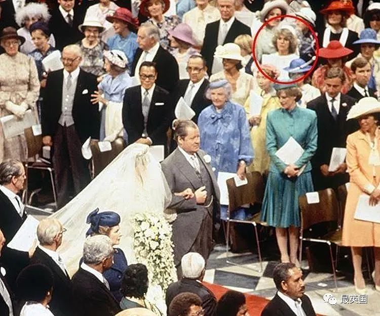 44年前,卡米拉在戴妃婚礼上向查尔斯暗送秋波!查尔斯还向她吐槽:戴安娜就是个疯癫爱哭鬼…(组图) - 13