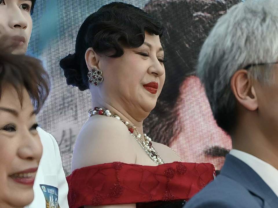 香港知名女星容貌大变，出席活动突然中途退场，患甲亢身体出问题（组图） - 2
