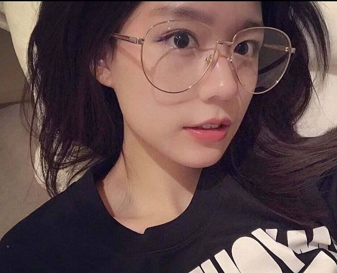 王一博海外行踪成谜，逛唐人街超市被偶遇，身边女生神似綦美合（组图） - 23