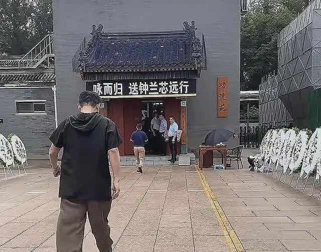 千百惠遗容曝光！静静躺在百合中，儿子手捧遗照，黄安掩面痛哭（组图） - 2