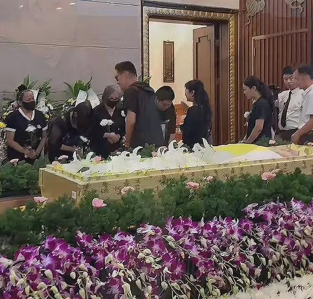 千百惠遗容曝光！静静躺在百合中，儿子手捧遗照，黄安掩面痛哭（组图） - 9