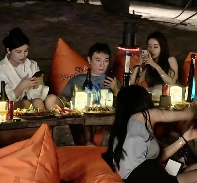 71岁王健林现身新疆，近照骨瘦如柴，王思聪却在国外和女友狂欢（组图） - 16