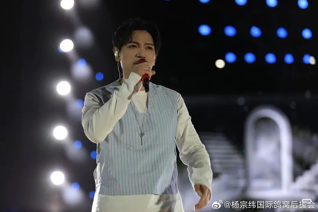 全场吓坏!杨宗纬演唱会摔下2米高台,头部着地被救护车拉走(视频/组图) - 11
