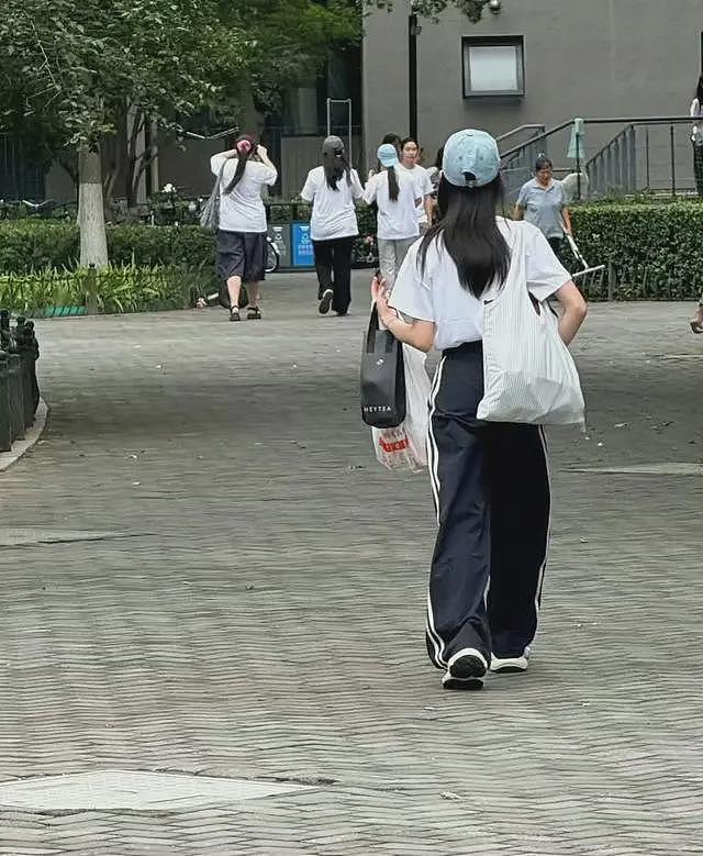 “天价耳环”风波过后,黄杨钿甜前往中戏报到!拍戏上学两不误,网友:脸皮真厚(组图) - 2