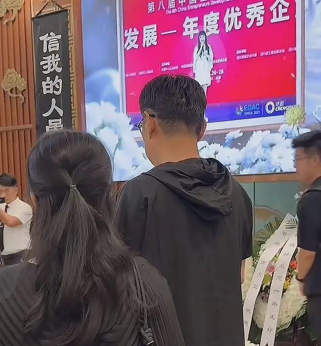 千百惠遗容曝光！静静躺在百合中，儿子手捧遗照，黄安掩面痛哭（组图） - 7