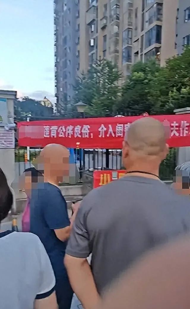 长沙女子街头拉横幅，感谢闺蜜“服务”老公5年！抓奸照疯传（组图） - 7