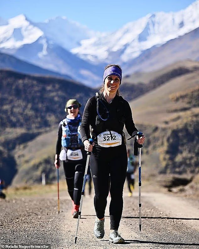 俄罗斯女登山者被困7000米天山十日,同行帮忙时殒命,救援取消(组图) - 1
