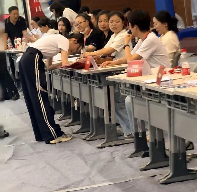 “天价耳环”风波过后,黄杨钿甜前往中戏报到!拍戏上学两不误,网友:脸皮真厚(组图) - 1