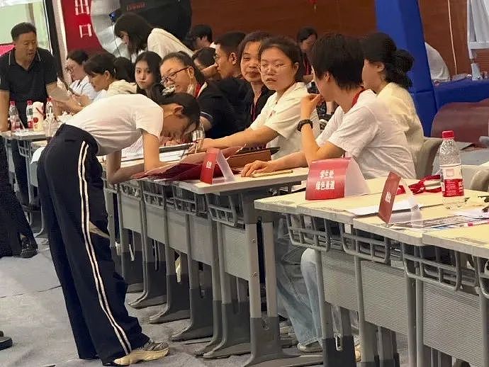 黄杨钿甜终得走出舆论海啸，她和公众各应反思什么？（组图） - 1