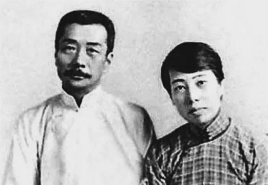 “给先生点烟”打卡照走红后，鲁迅夹烟墙画被投诉，馆方回应（组图） - 7