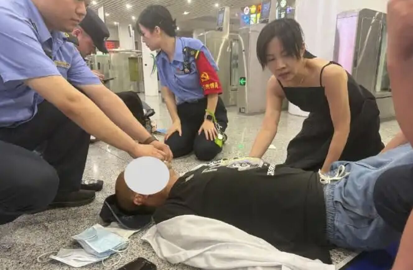 女护士高铁站狂奔！忍痛咬掉穿戴甲救人，陆网大赞：人美心善良（组图） - 1