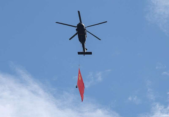 九三阅兵直升机群北京上空拼“80”字样（组图） - 7