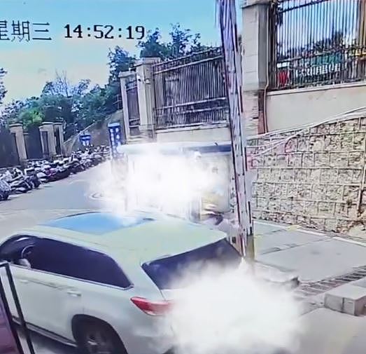 人肉千斤顶!云南悍妇为少妇5元停车费,冒险硬托70公斤电闸画面曝(视频/组图) - 5